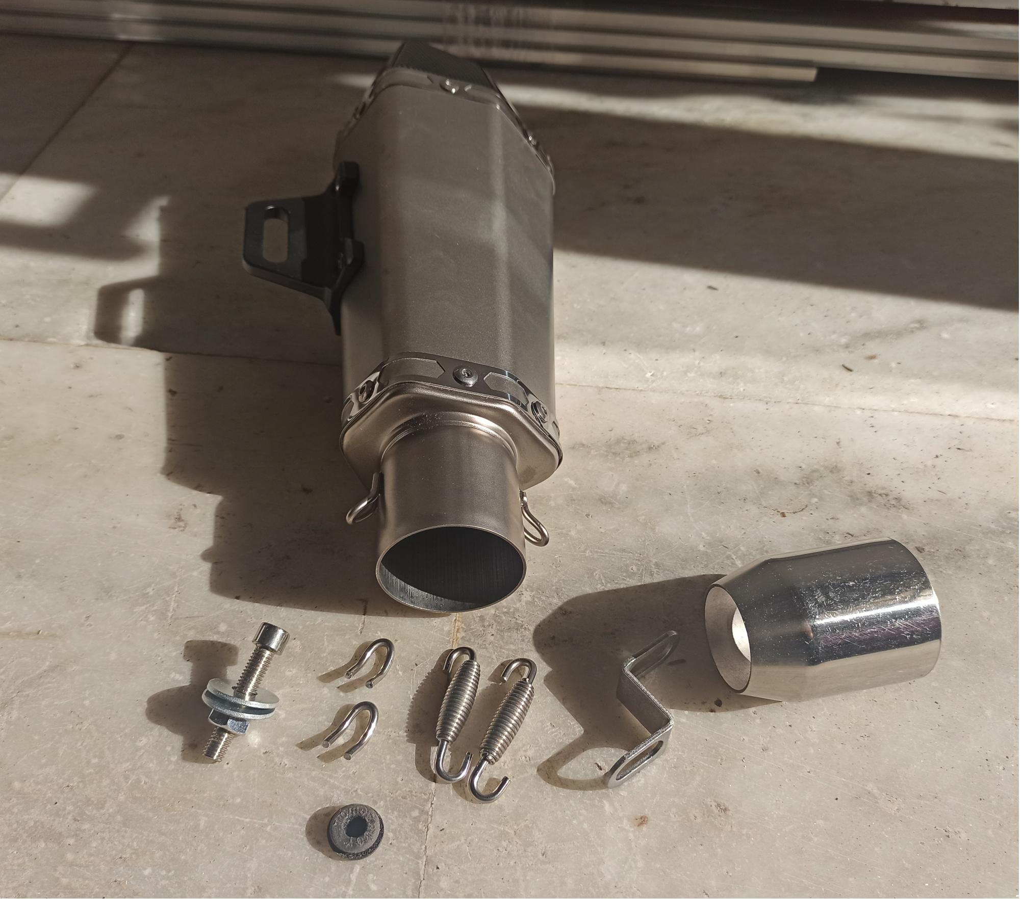 Monero AKRAPOVIC TARZI PERFORMANS EKSOZ SUSTURUCULU GRİ