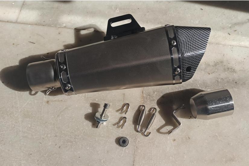 Monero AKRAPOVIC TARZI PERFORMANS EKSOZ SUSTURUCULU GRİ
