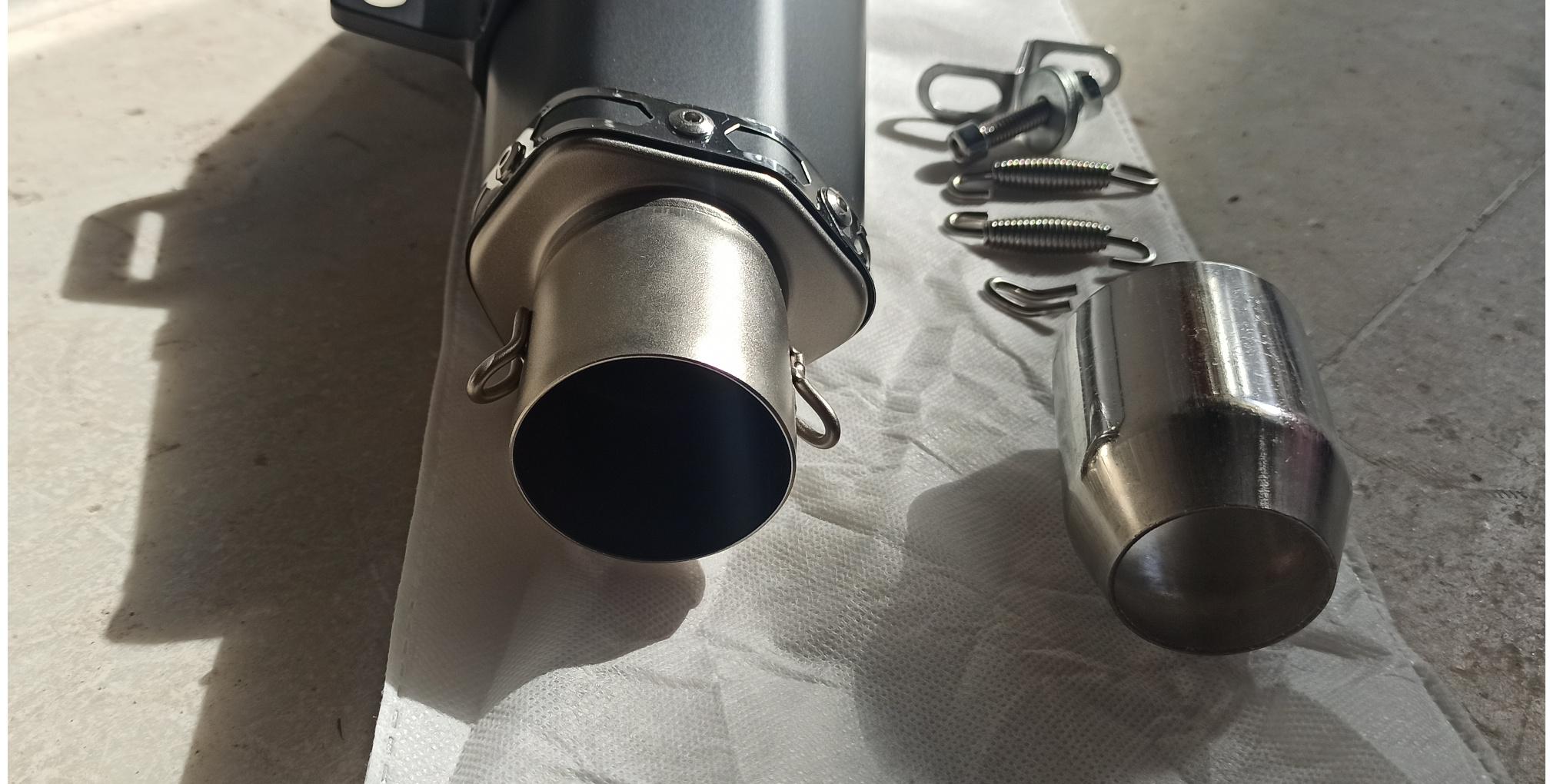 Monero AKRAPOVIC TARZI PERFORMANS EKSOZ SUSTURUCULU SİYAH